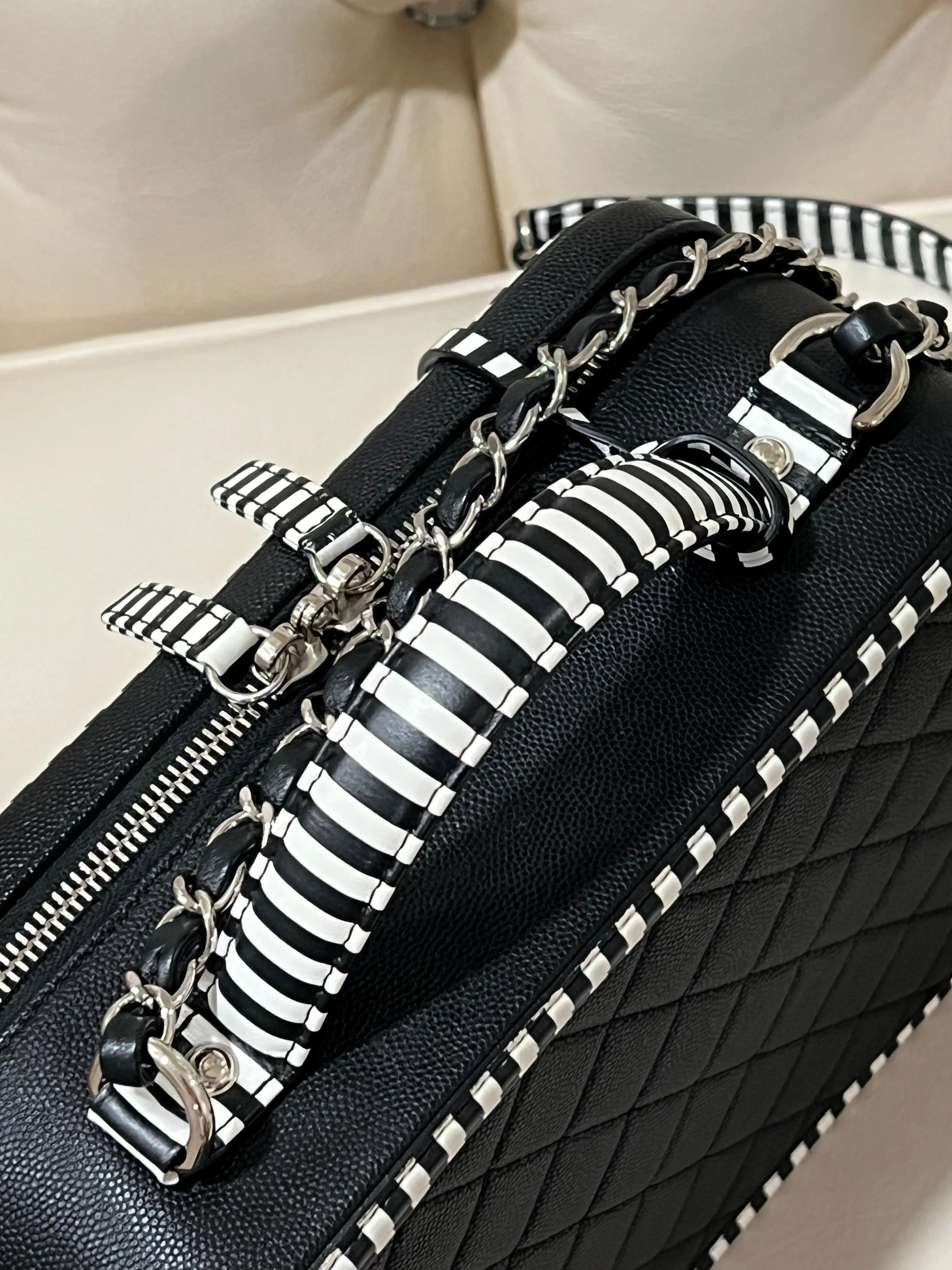 CHANEL CAVIAR QUILTED MEDIUM CC FILIGREE VANITY CASE