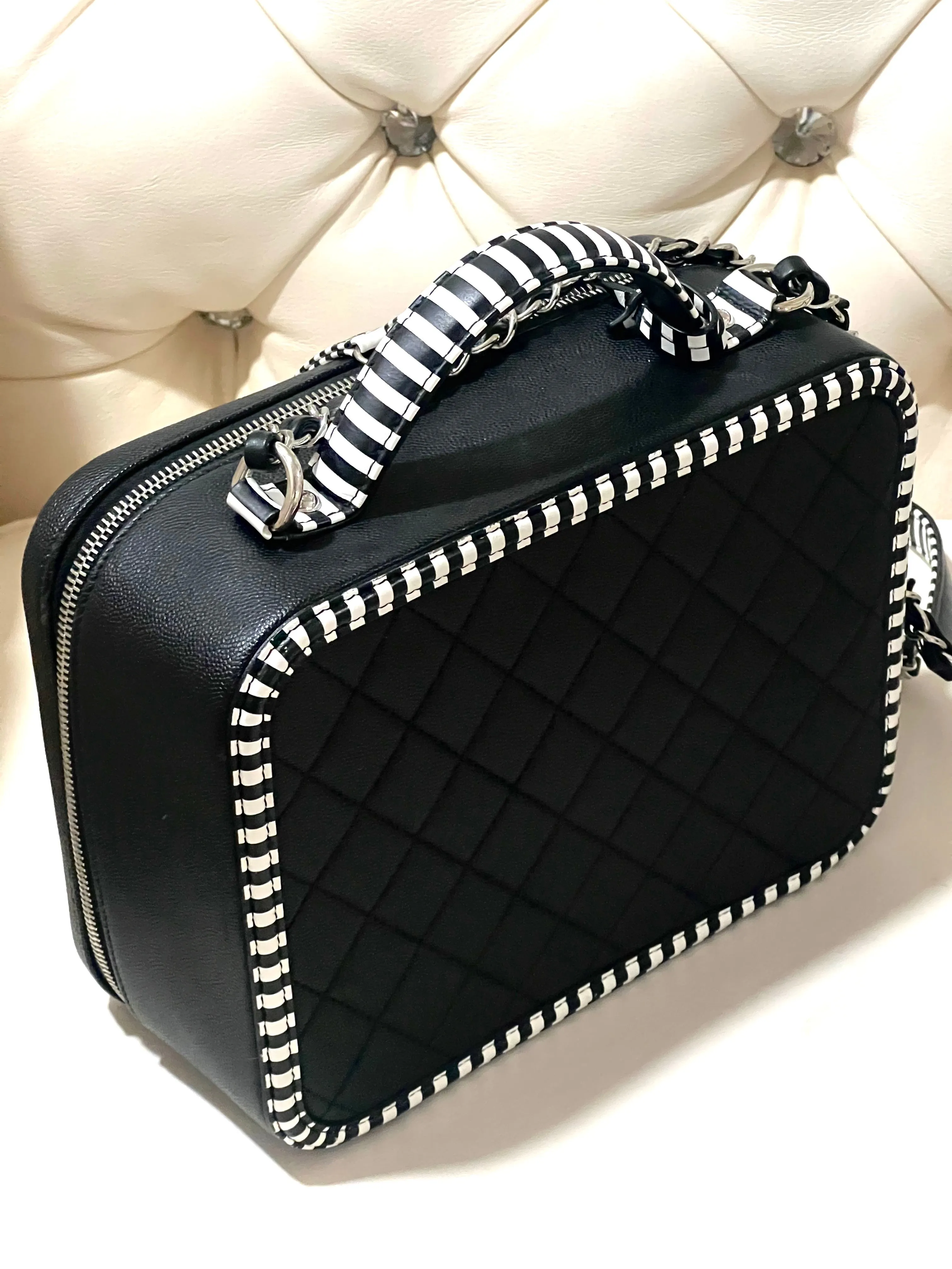 CHANEL CAVIAR QUILTED MEDIUM CC FILIGREE VANITY CASE