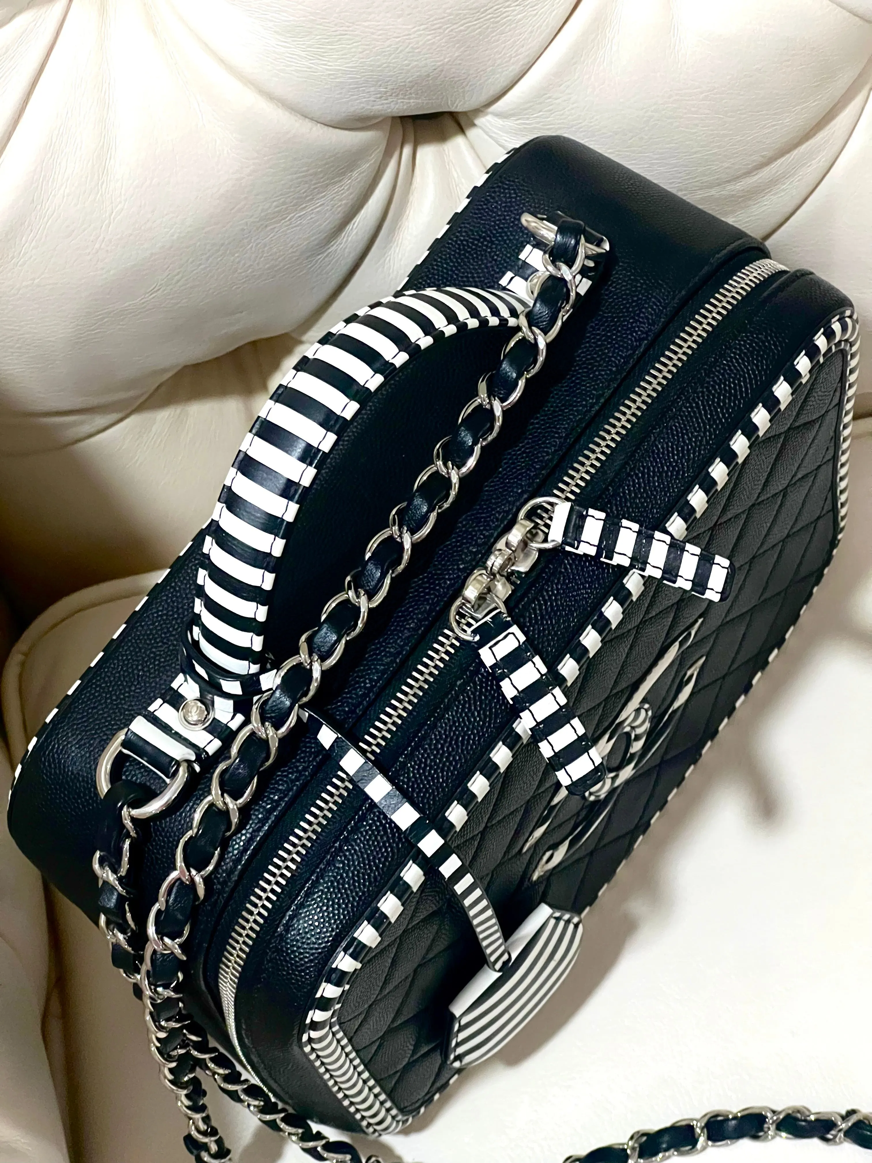 CHANEL CAVIAR QUILTED MEDIUM CC FILIGREE VANITY CASE
