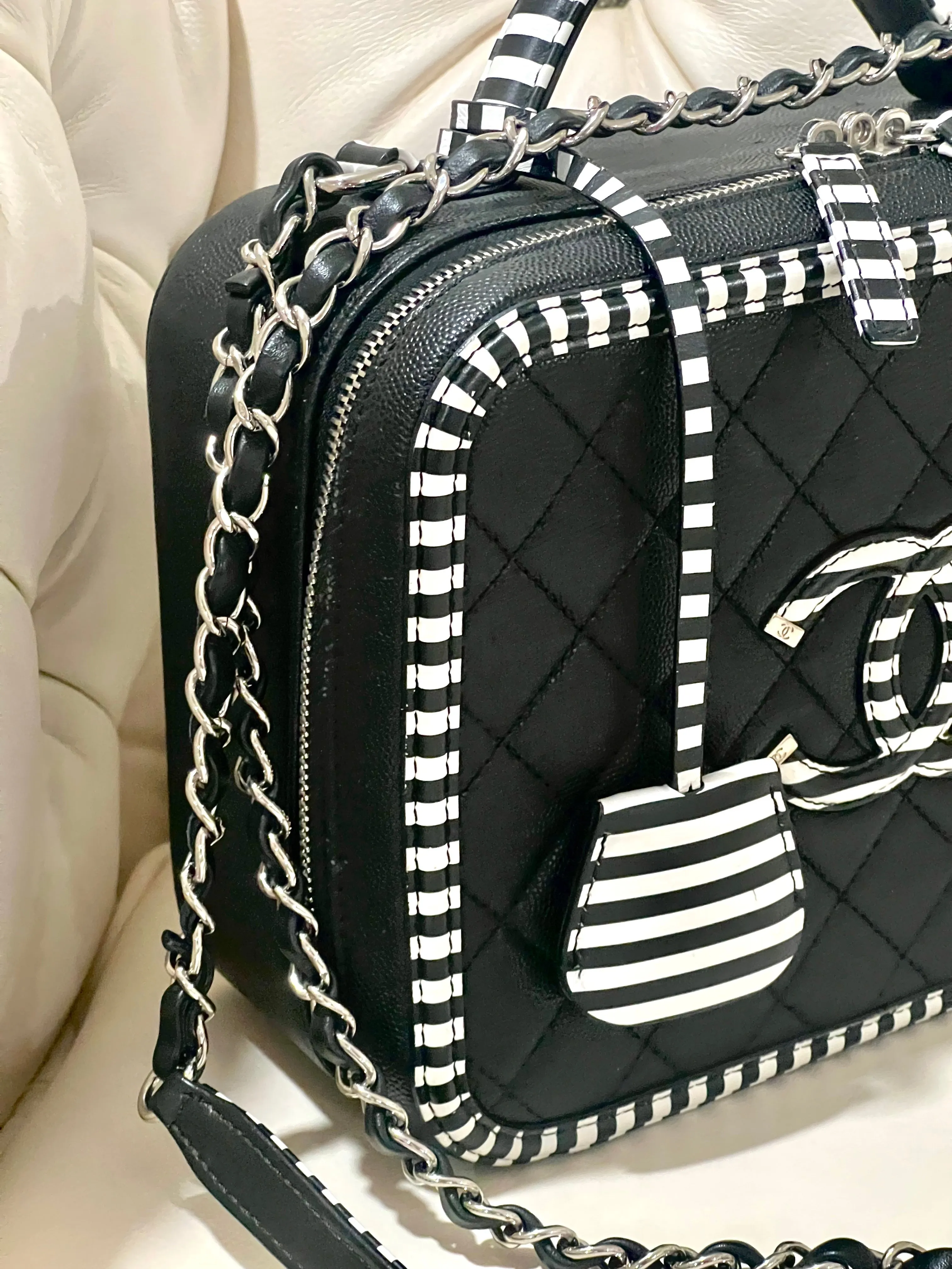 CHANEL CAVIAR QUILTED MEDIUM CC FILIGREE VANITY CASE