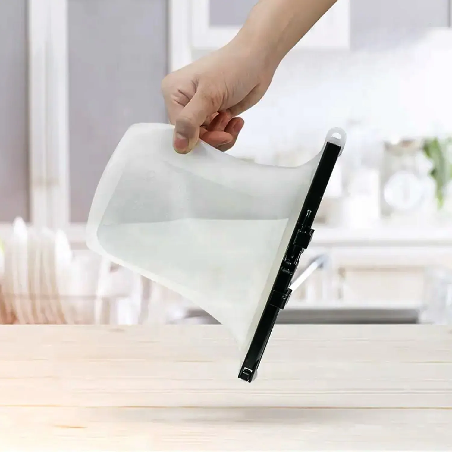 Reusable Silicone Food Bag – Leakproof, Flat Bottom, BPA-Free, Microwave & Dishwasher Safe